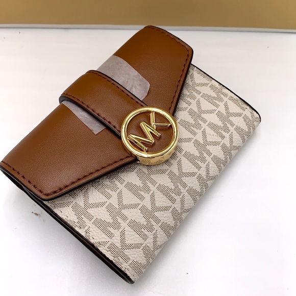 NWT MICHAEL KORS CARMEN MEDIUM FLAP BIFOLD WALLET VANILLA SIGNATURE COLOR - Picture 4 of 13
